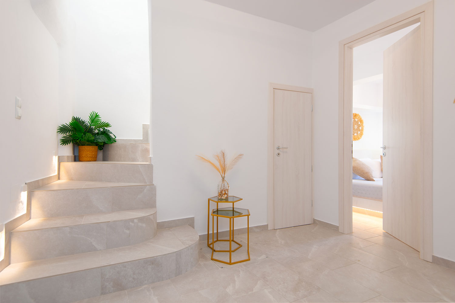 Φωτεινό εσωτερικό παραδοσιακού σπιτιού στον Αρτεμώνα Σίφνου