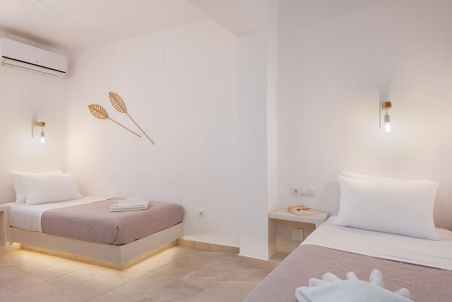 Υπνοδωμάτιο με δύο μονά κρεβάτια στο Artemaki House στη Σίφνο