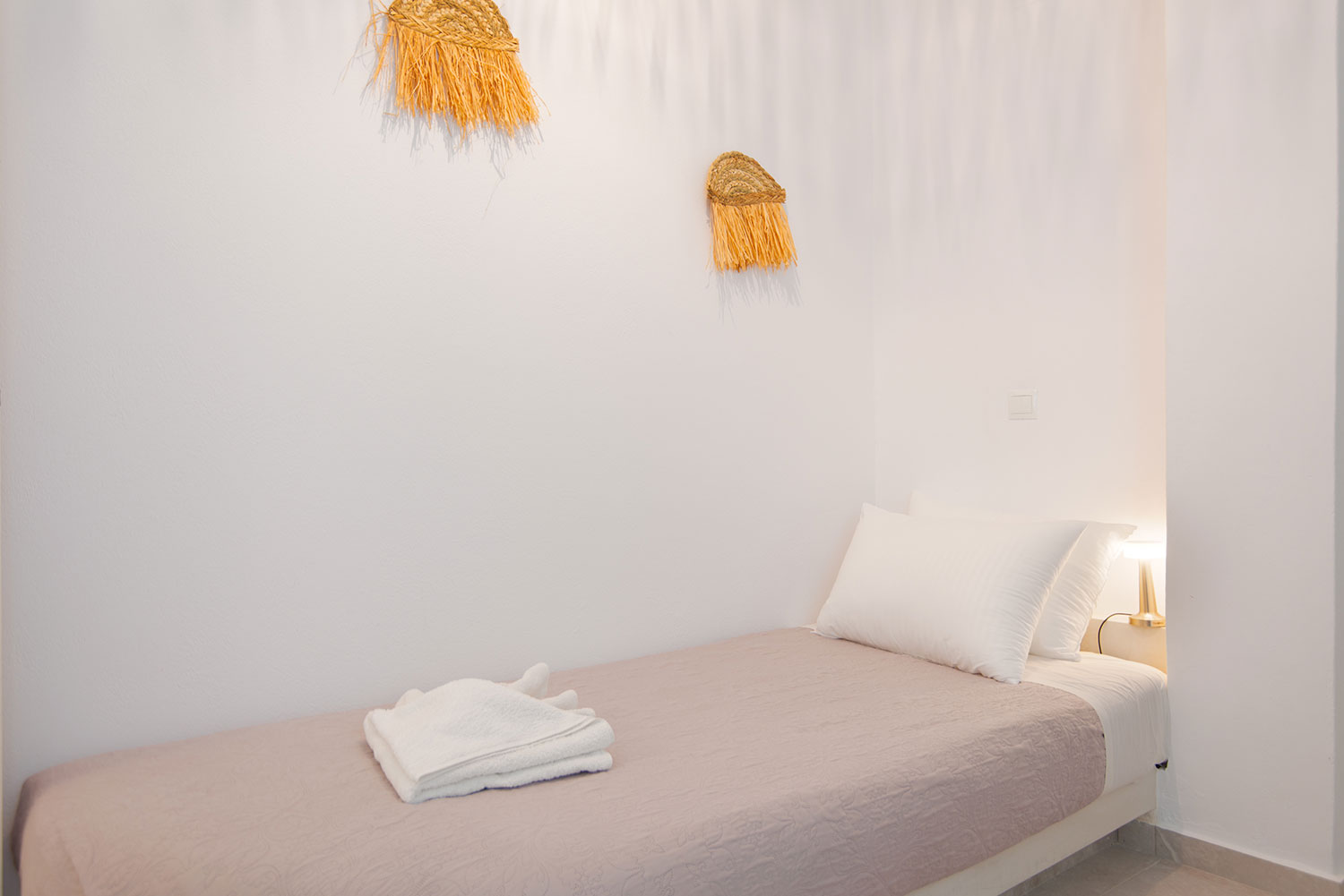 Μονό κρεβάτι σε άνετο υπνοδωμάτιο στο Artemaki House στη Σίφνο