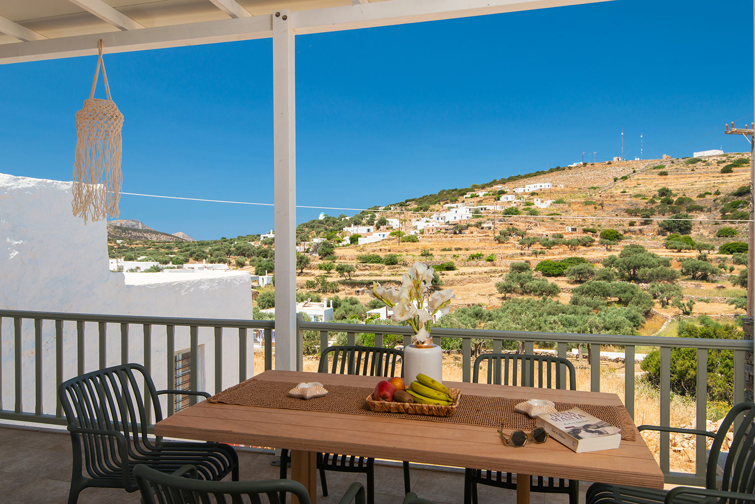 Θέα στο τοπίο της Σίφνου από τον Αρτεμώνα