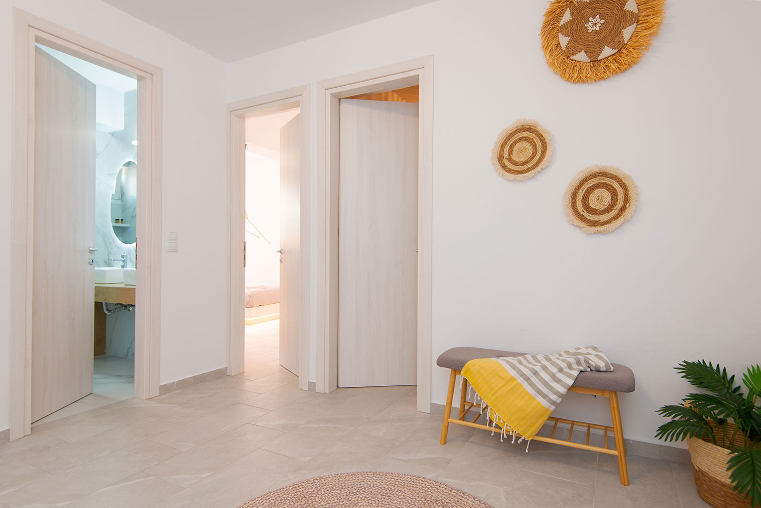 Φωτεινό εσωτερικό παραδοσιακού σπιτιού στον Αρτεμώνα Σίφνου