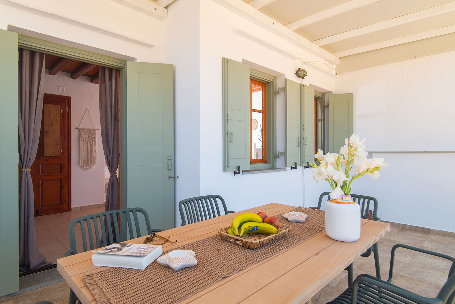 Εξωτερικός χώρος παραδοσιακού σπιτιού στον Αρτεμώνα Σίφνου με καθιστικό