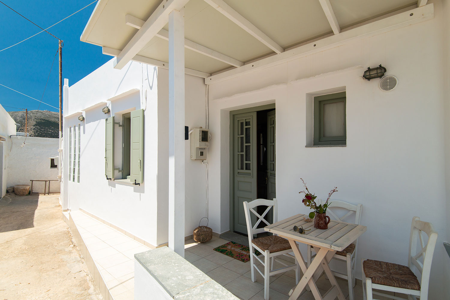 Εξωτερική όψη παραδοσιακού κυκλαδίτικου σπιτιού στον Αρτεμώνα Σίφνου