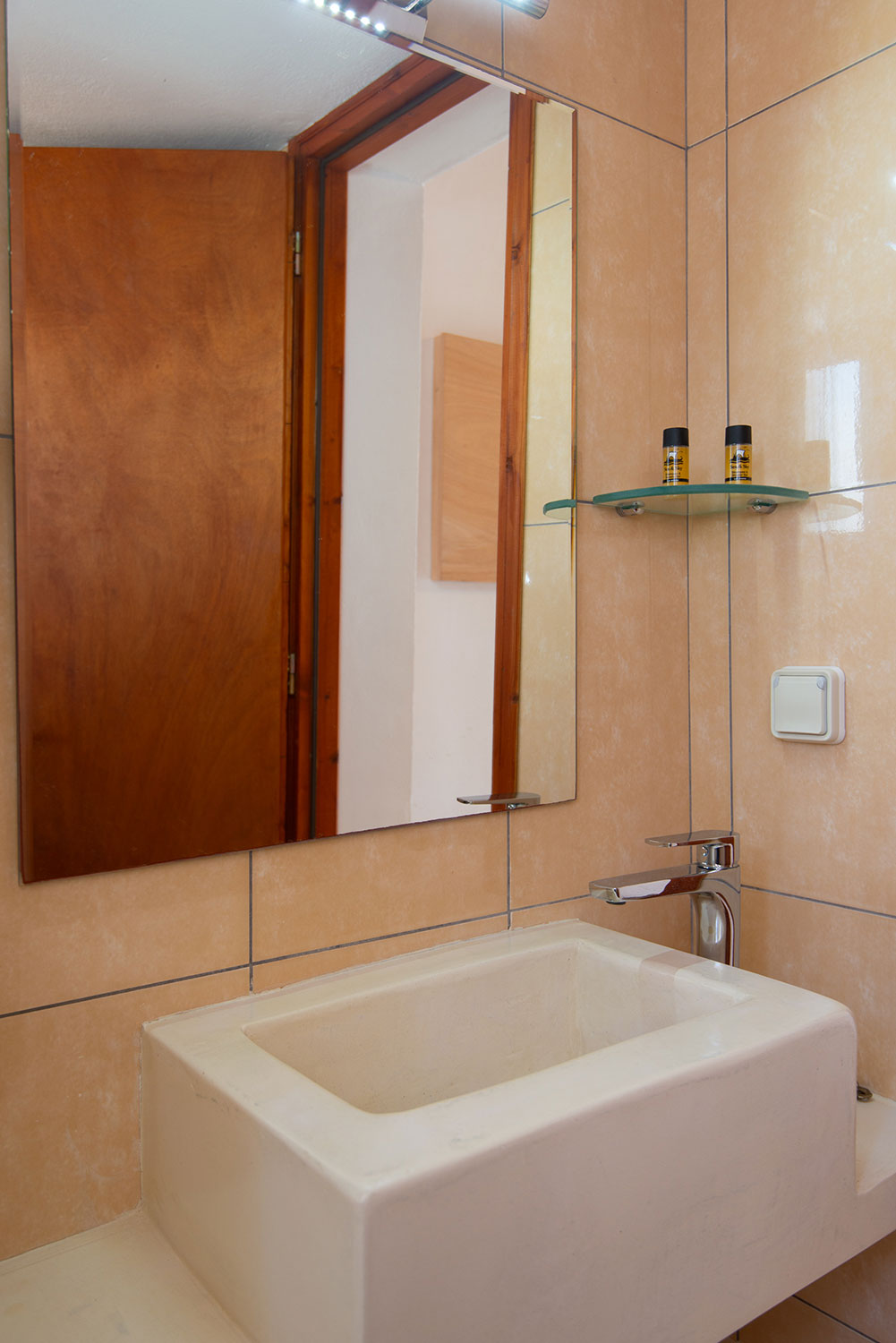 Ευρύχωρο μπάνιο με σύγχρονο design στο Artemaki House στη Σίφνο