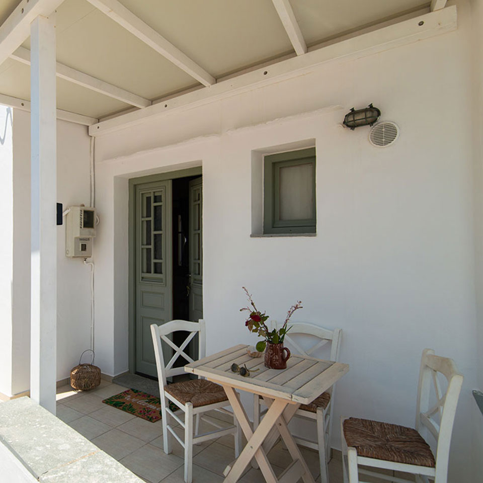 Αυλή με μικρό καθιστικό στο ισόγειο