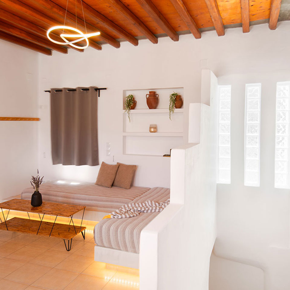 Καθιστικό στο Artemaki House στον Αρτεμώνα Σίφνου με ξύλινο ταβάνι και κυκλαδίτικη αισθητική